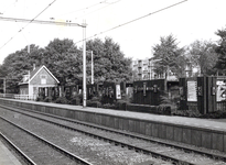 153075 Gezicht op het perron en de fietsenstalling met bielsbouwsels van het N.S.-station Bussum Zuid te Bussum.